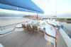 ECE BERRAK teknesi arka oturma alanı ve yemek masası. ECE BERRAK On Deck Dining.