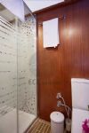 Mesut Ol Yacht, Bathroom.