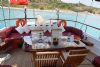 Nazcan teknesi yemek masası. Nazcan Gulet Yacht On Deck Dining.